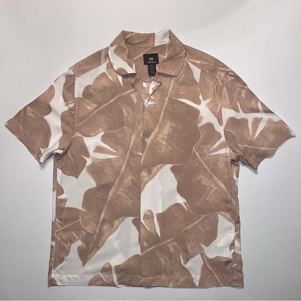 Men’s H&M Leaf Print Beige White Short Sleeve Button Down Dress Shirt Size Small